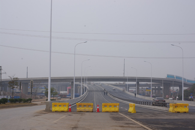 湘府路湘江大桥路灯亮化工程进展顺利